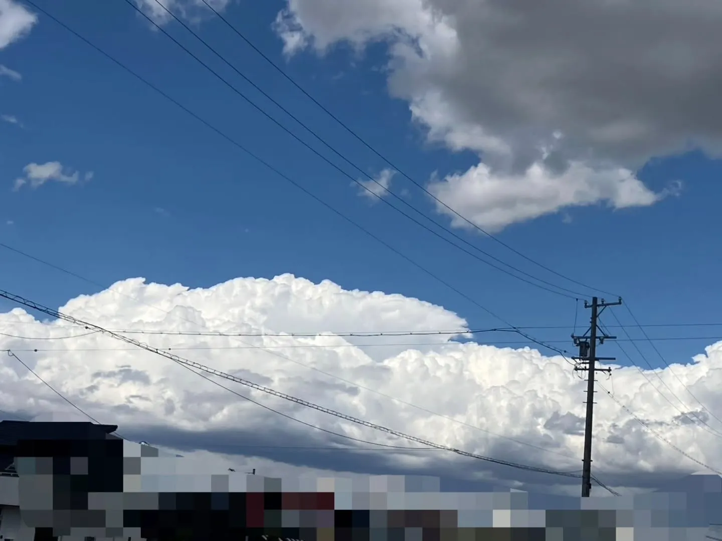 先日西尾市内を走行中、ふと空を見たら夏の様な雲☁