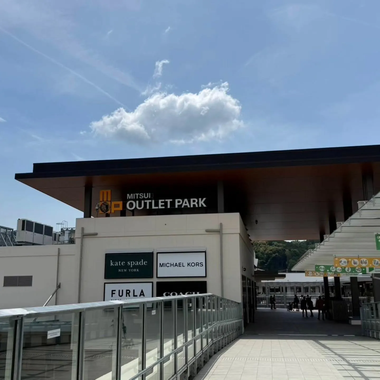 岡﨑へドライブの途中、ログハウスの雰囲気あるお店を発見し、訪...