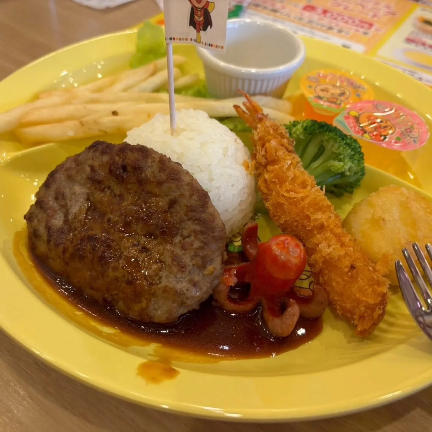 先日の休日にスタッフがアンパンマンミュージアム名古屋へ行って...